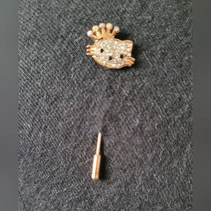 Beautiful vintage Hello Kitty Rhinestone Pin!
